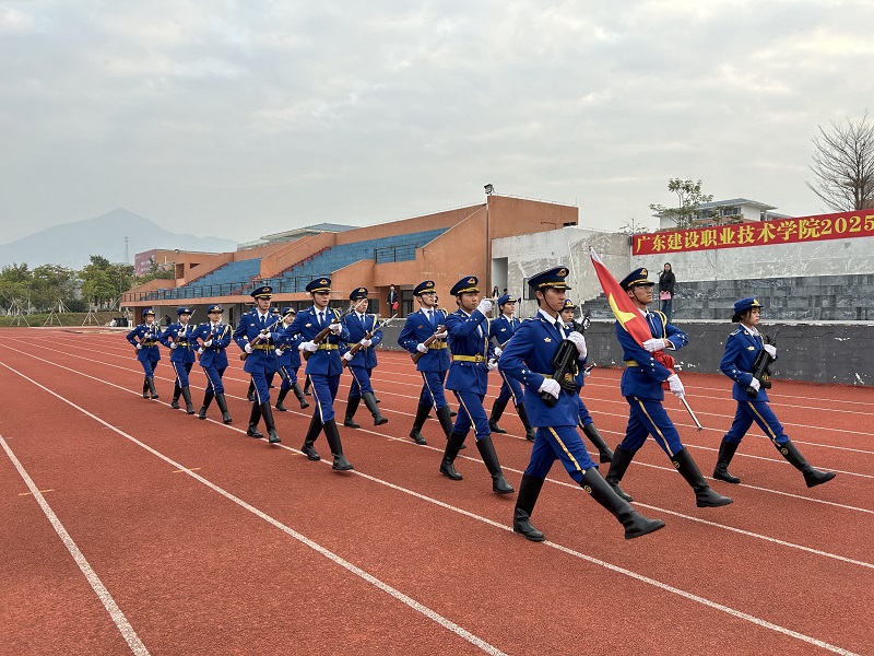 1 国旗护卫队护卫五星红旗.jpg