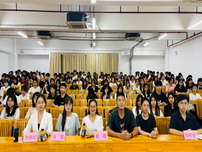 2 讲座现场.jpg