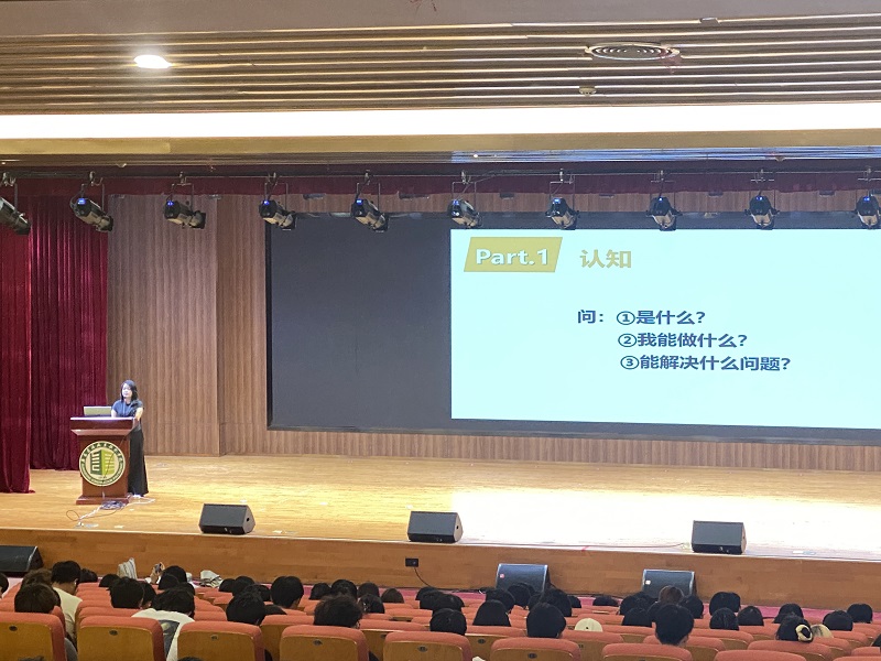 马莹莹校友作讲座.jpg