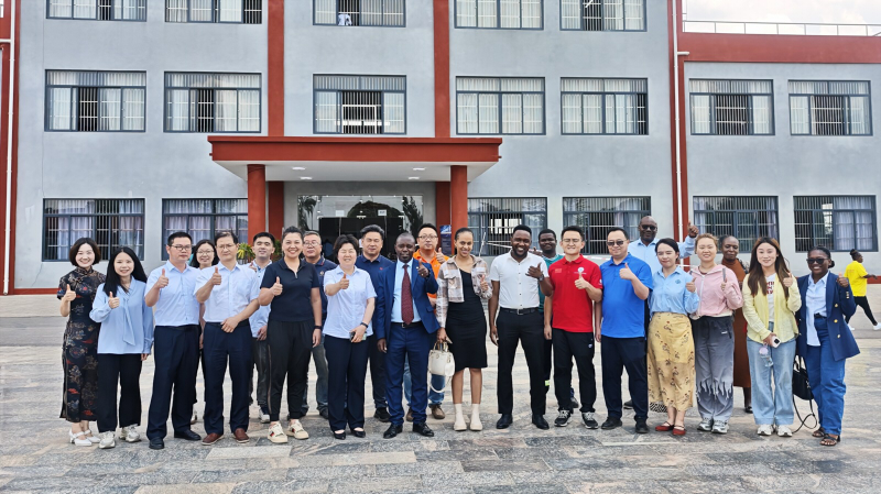 2 我校教师与中赞职院教师、中资企业负责人合影.jpg