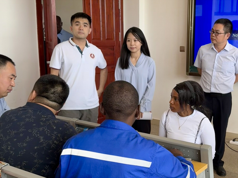 1 我校教师协助开展招聘会.jpg