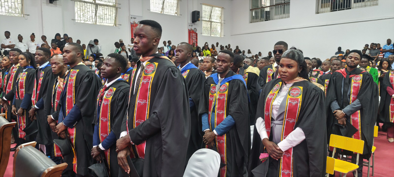 3 赞比亚学生参加毕业典礼.jpg