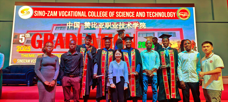 5 我校教师与建筑工程学院学生合影.jpg